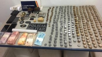 Polícia prende 2 e encontra quase R$ 5 mil dentro de urso de pelúcia
