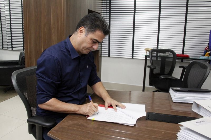 Emanuel Pinheiro aprova lei para construção de avenida de 17 km 