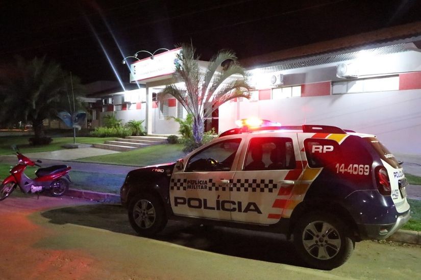 Jovem é atropelado e baleado após confusão em boate no interior 