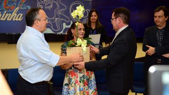 Presidente da AL homenageia grupo de dança Flor Ribeirinha