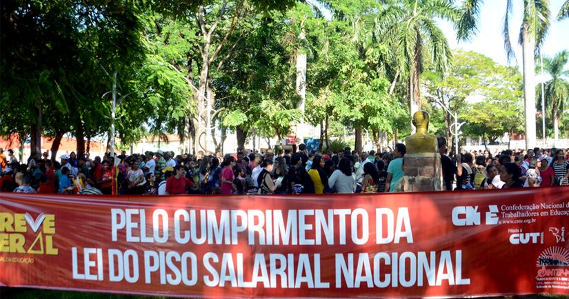 Trabalhadores de Rondonópolis fazem ato de protesto na Praça Brasil