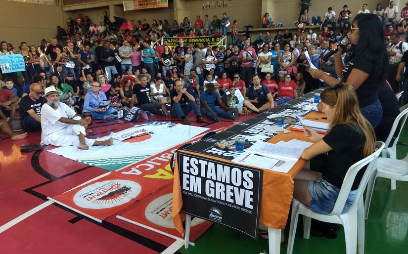 Em greve, professores  buscam alternativas para ter renda financeira