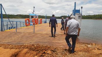 Secretário e equipe técnica da Sinfra vistoriam operação de balsa no Manso