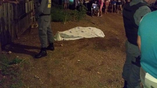 Homem é executado na porta de residência durante desentendimento com tiro na cabeça