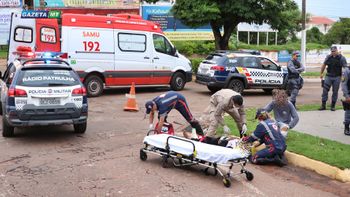 Senhora em motocicleta é atingida por carro na Avenida Lions