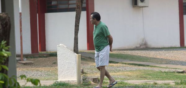 Vizinhos de cela dizem escutar berros de Silval com advogados