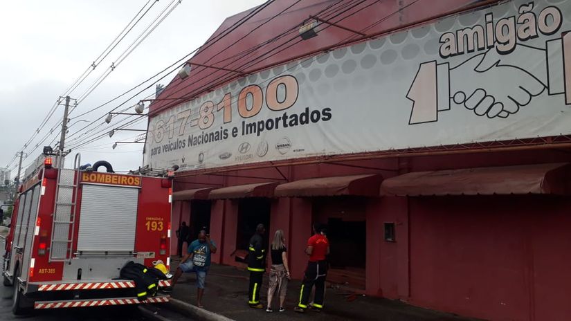 Loja de peças Amigão pega fogo após possível furto na Avenida Miguel Sutil 