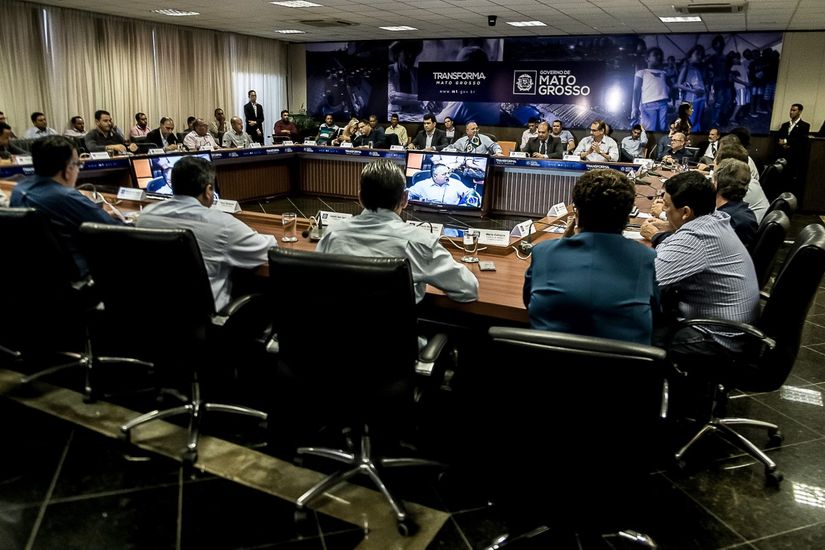 Governador recebe prefeitos e anuncia ações para a região Oeste