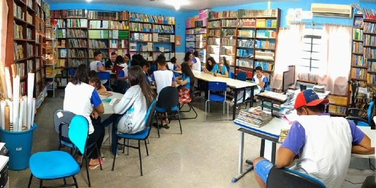 Para estimular a leitura e pesquisa, escola de MT tem biblioteca funcionando o dia todo