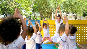 7 exercícios de yoga para praticar com bebês e crianças