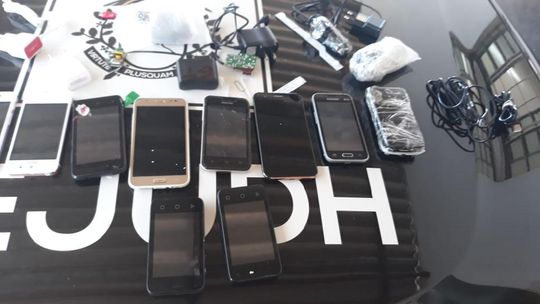Mulher é flagrada com televisão recheada de celulares ao tentar entrar em cadeia