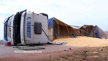 Carreta tomba no Anel Viário em Rondonópolis e populares tentam saquear carga