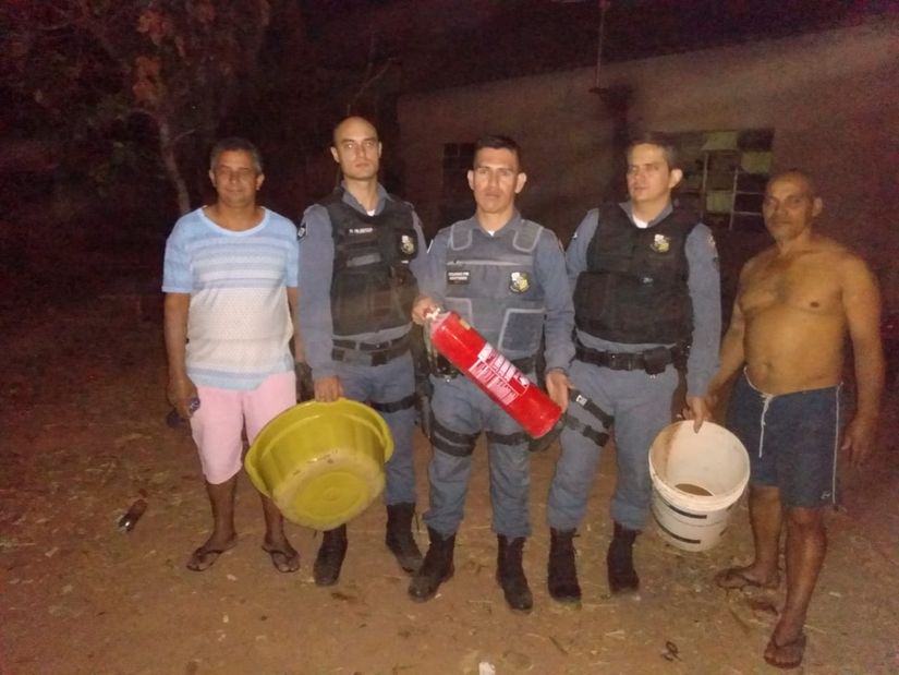 PM resgata homem embriagado de casa em chamas e apaga incêndio com ajuda de vizinhos 