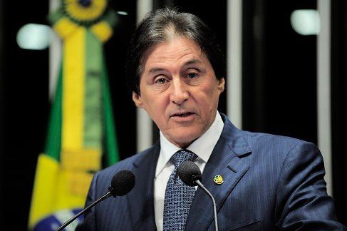 Eunício Oliveira é eleito presidente do Senado 