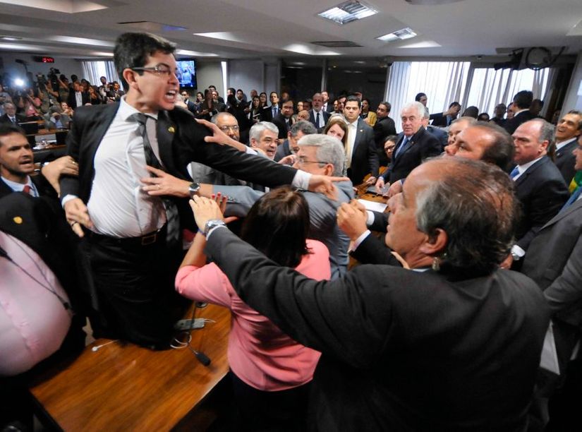 Após briga, relatório é dado como lido na CAE do Senado