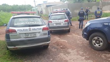 Roubo de veículo termina com um preso e um baleado pela PM