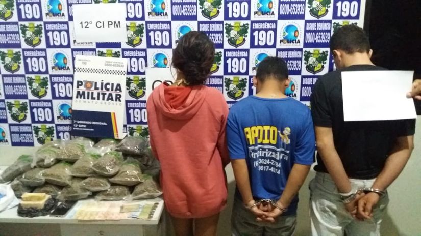 PM intercepta suspeitos com 9kg de drogas durante bloqueio e recupera carro roubado