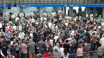 Seis vítimas de massacre em escola de Suzano são veladas em arena