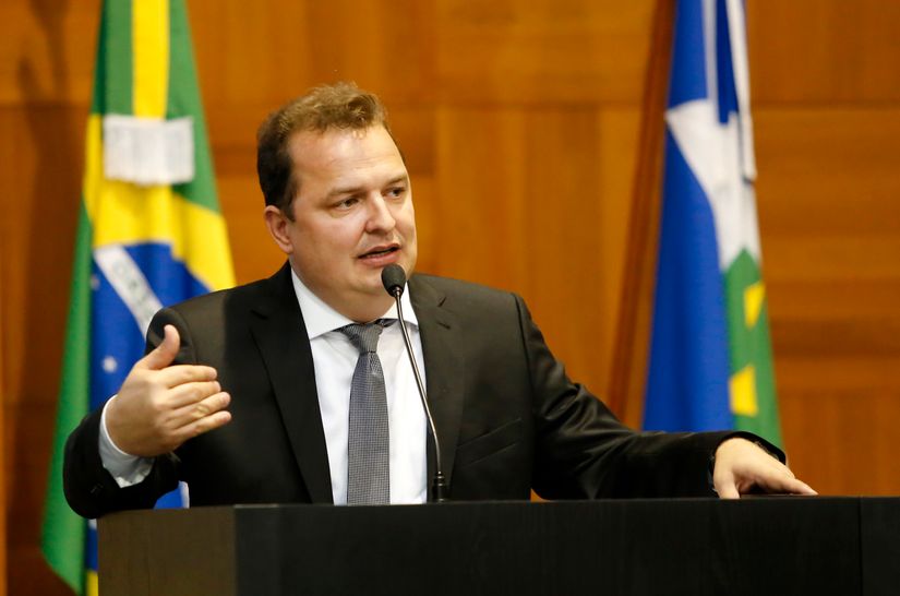 Russi e Santos deixam secretarias e retornam para a ALMT