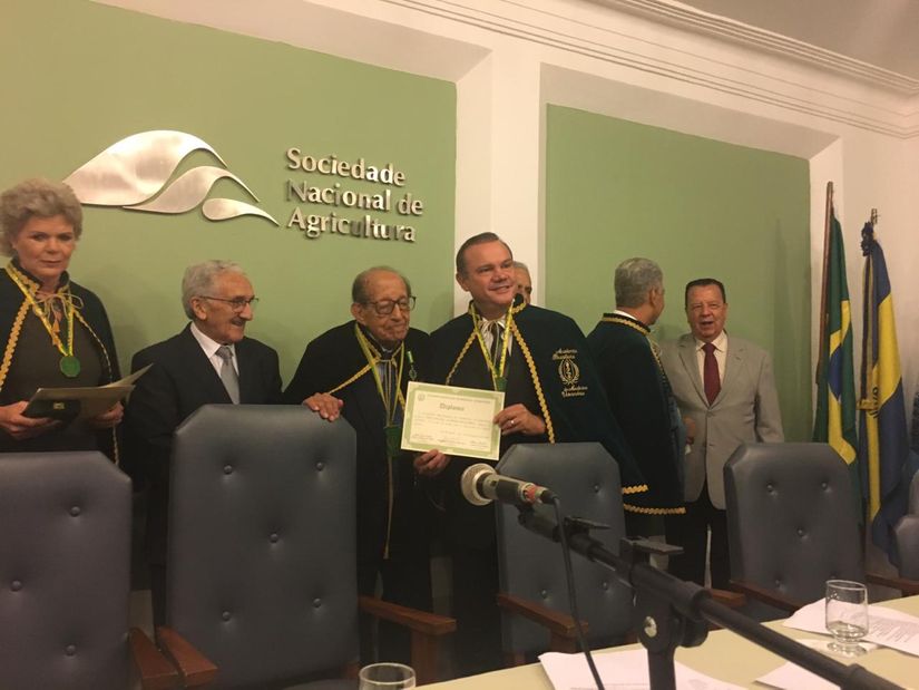 Wellington toma posse na Academia Brasileira de Medicina Veterinária 