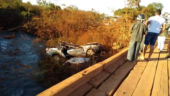 Pai e filho morrem após carro cair de ponte