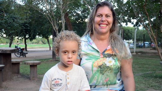 Mãe conta os desafios e o desenvolvimento do filho com Síndrome de Down