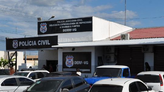 Criminosos invadem loja, fazem clientes e funcionários de refém e fogem com celulares e notebooks