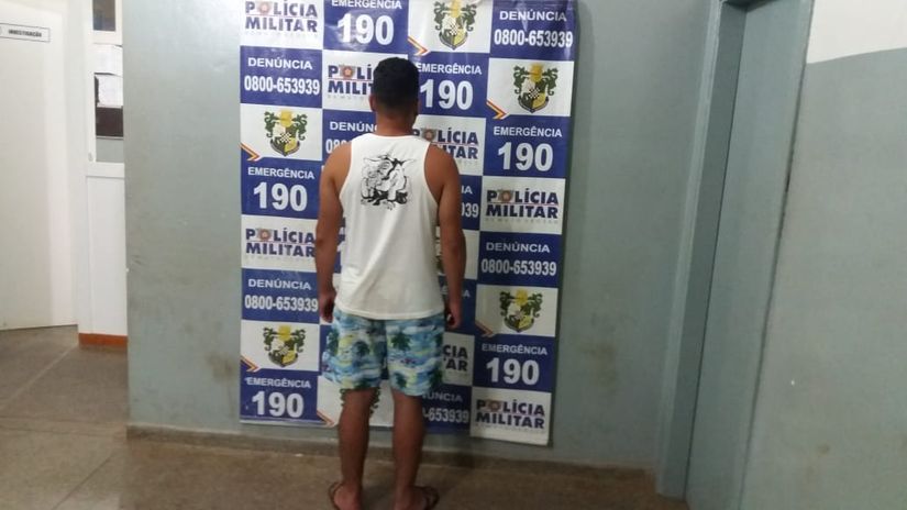 Homem é preso após ser flagrado se masturbando e mostrando o pênis para mulheres e criança em praça
