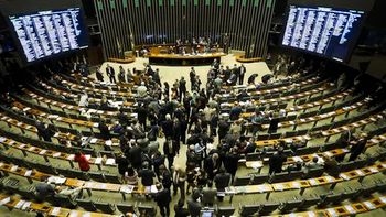 Congresso derruba veto que tornava autofinanciamento de campanhas ilimitado