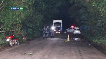 Motociclista morre atropelado por carro após cair em rodovia