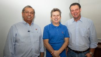 Sem Sachetti, Mendes posa com Campos e Fávaro 