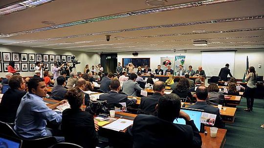 CCJ reinicia hoje discussão sobre parecer contra Temer