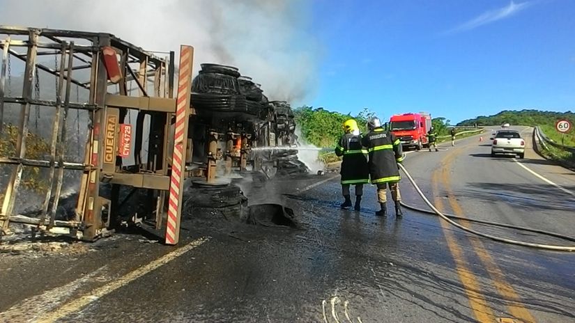 Motorista morre após carreta carregada com bebida tombar e pegar fogo