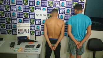 PM encontra submetralhadora enterrada em quintal e prende irmãos em MT