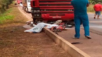 Casal em motocicleta morre após ser atingido por carreta