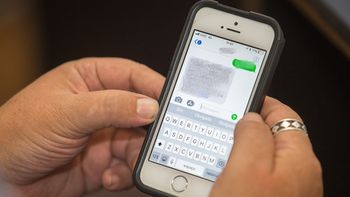 Homem pede socorro em delegacia após companheira ver mensagens no seu celular e tentar esfaqueá - lo