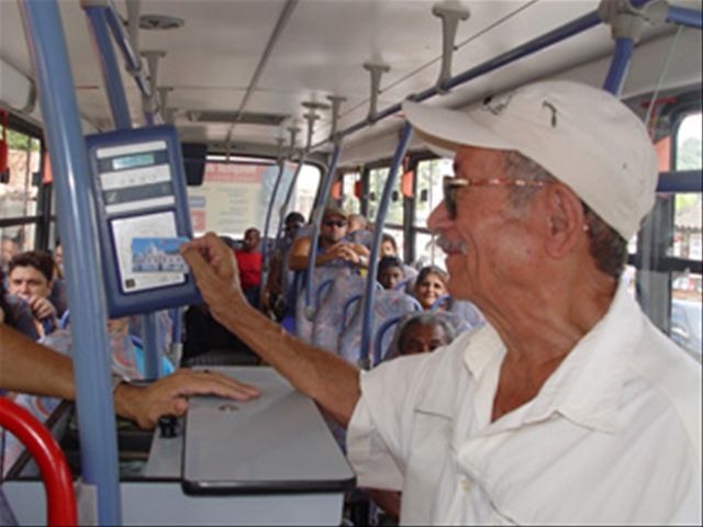 Estatuto garante gratuidade de transporte para maiores de 65 anos