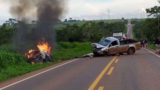 Colisão entre S10 e HB20 deixa uma pessoa morta e outra ferida na BR-163 