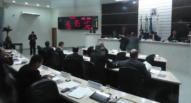 Assunto da verba indenizatória continua...E alguns vereadores continuam atirando no pé