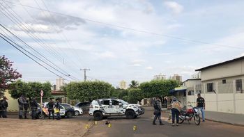 Durante fuga, um é preso e outro baleado em troca de tiros com a PM