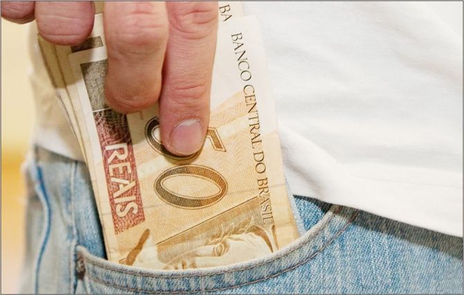 A Receita Federal paga nesta quinta-feira (15) as restituições do terceiro lote do Imposto de Renda 