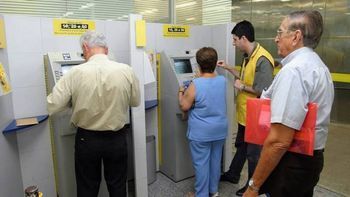 Aposentados e pensionistas começam a receber primeira parcela 13º