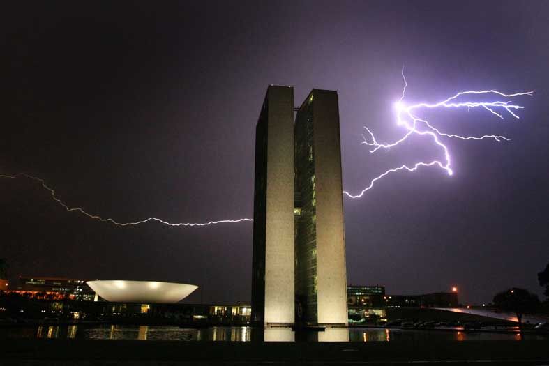 Legislativo e Judiciário antecipam recesso político em meio a uma semana agitada