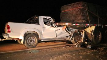 Duas pessoas morrem em colisão entre caminhonete e carreta na BR-163