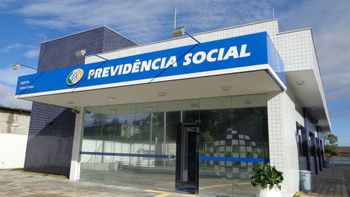 Homem de muleta e com perna engessada é preso ao tentar aplicar golpe no INSS