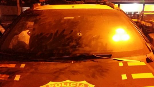 Viatura da PRF é atingida por disparo de arma de fogo 