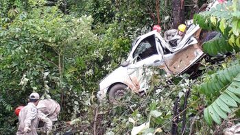 Veículo capota fica pendurado em arvore e deixa um morto e quatro feridos na BR-163
