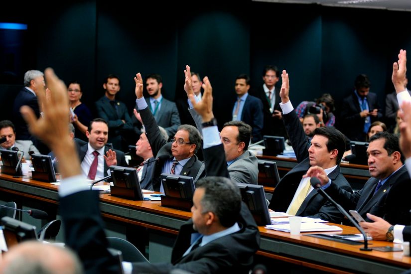 Câmara aprova em segundo turno PEC que limita gastos públicos por 20 anos