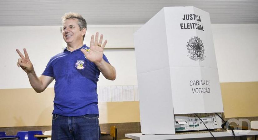 Mauro Mendes vota na capital do Estado