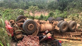 Casal morre preso às ferragens após carreta tombar na MT-235